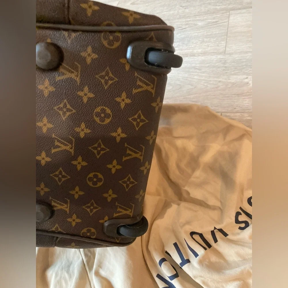 💯% Authentic Louis Vuitton Monogram Duffel Bag (carry-on) - Picture 14 of 16